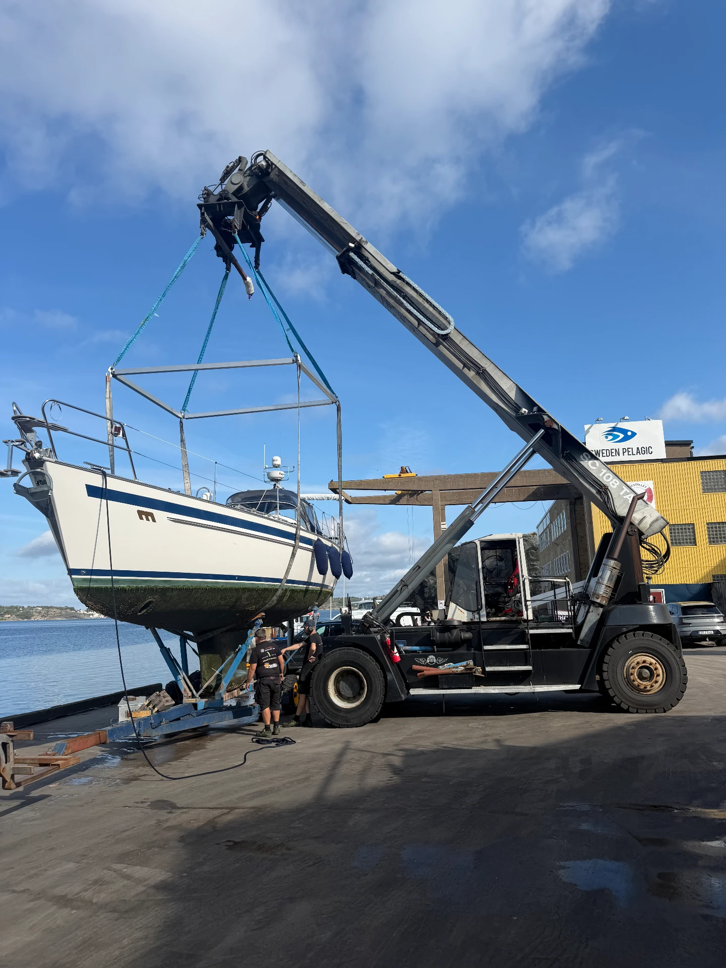 Blå motorbåt på blankt vatten utanför Ellös