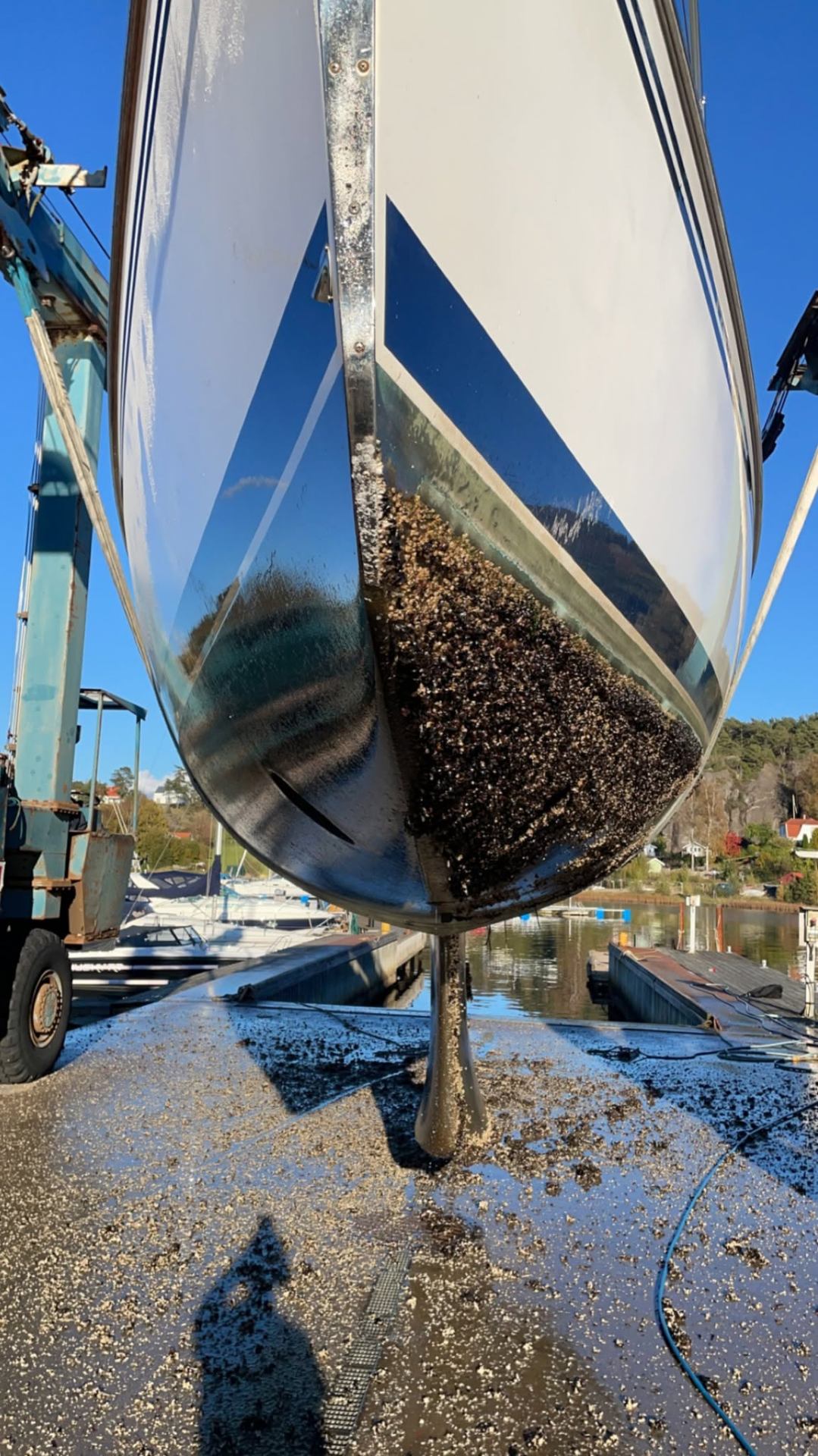 Bottentvätt av segelbåtsskrov