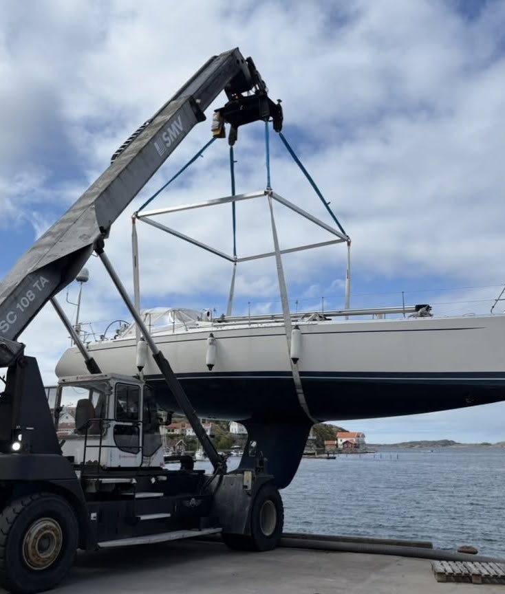 Segelbåt lyfts upp ur havet