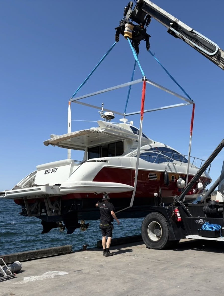 Motoryacht lyfts ur vattnet vid kajen