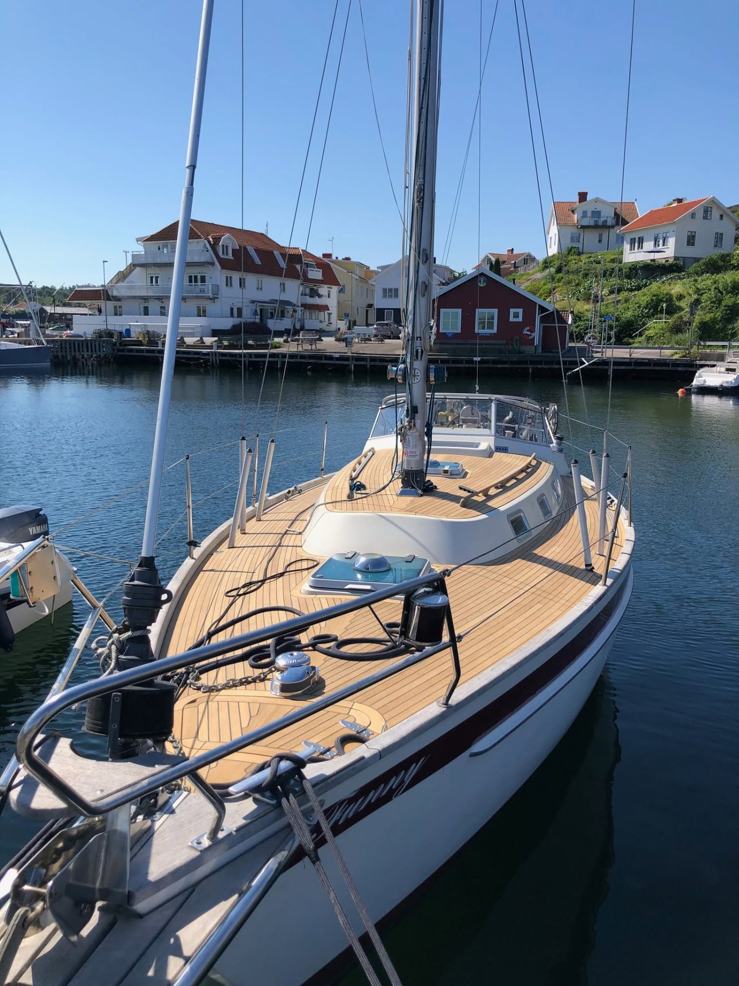 Segelbåt vid brygga i bohuslänsk hamn